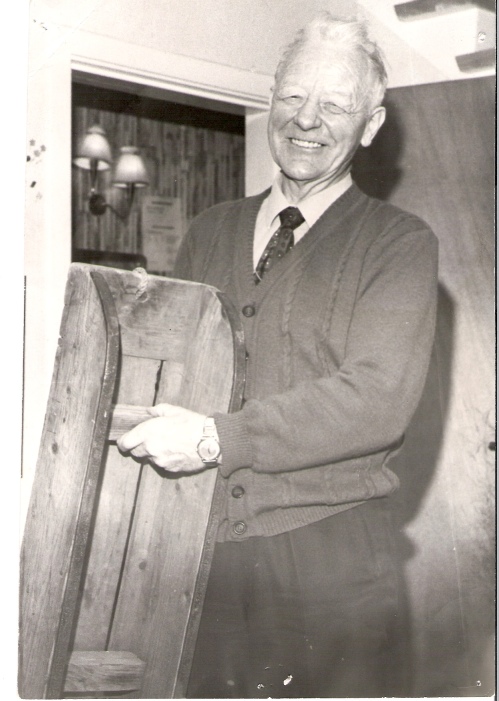Bestefar Nordahl med kjelken han lagde i 1917. Bildet er fra 1973 og tatt av avisen Tiden Krav